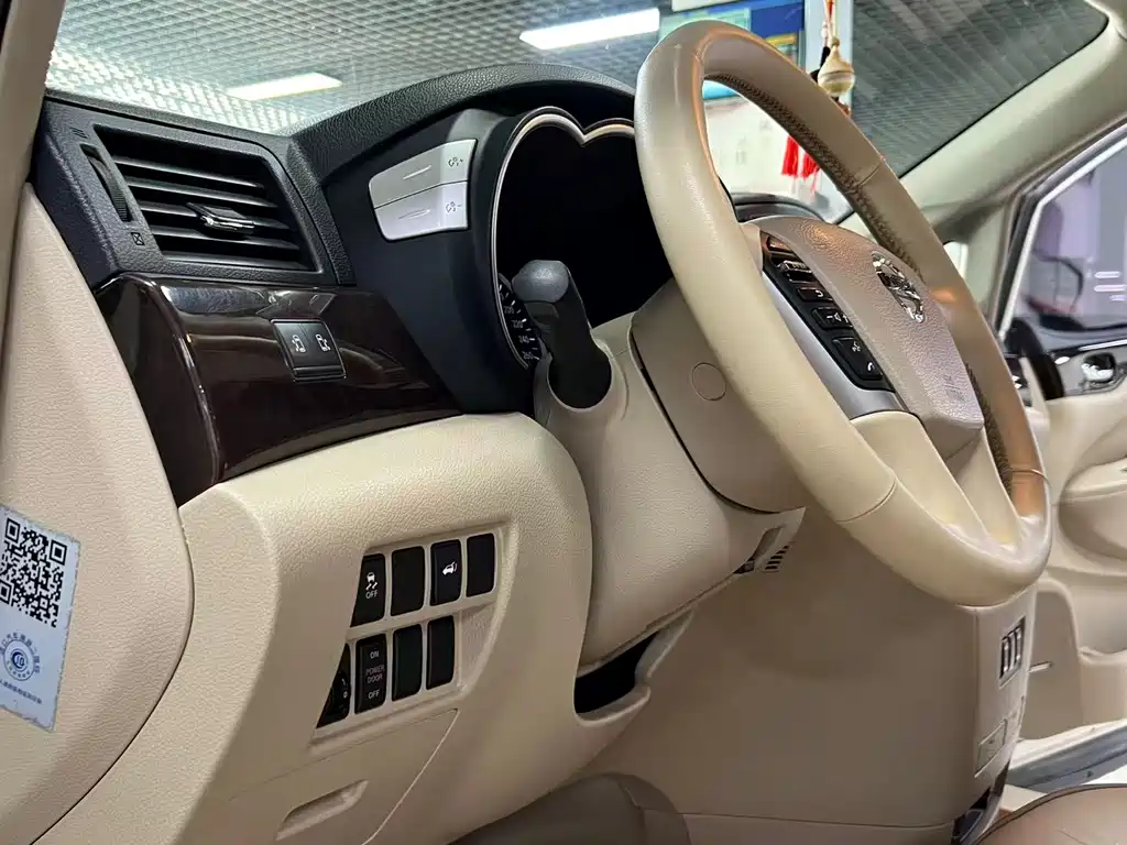 Nissan Quest 2017 — фото 9