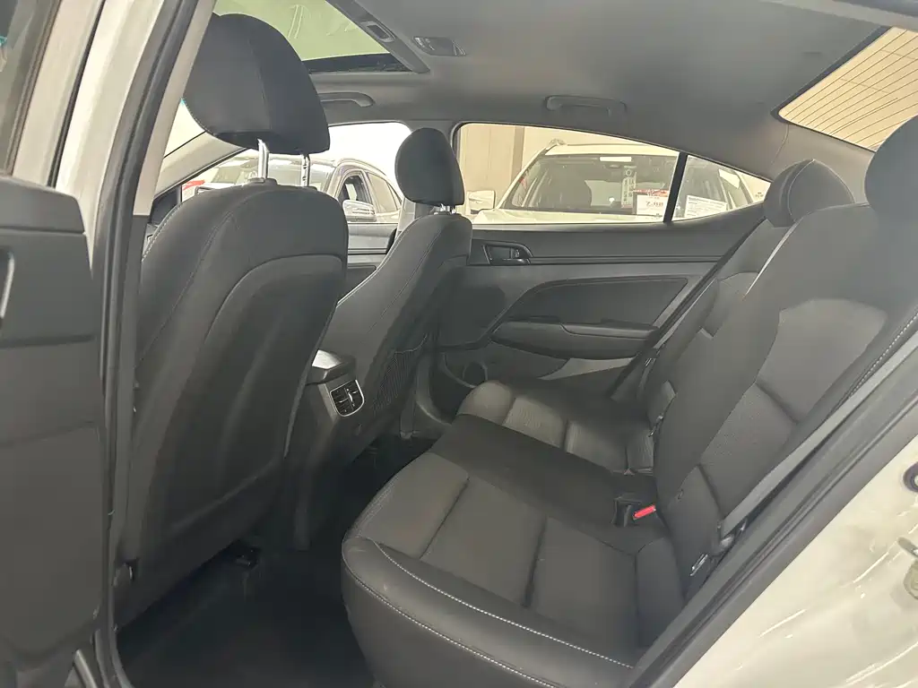 Hyundai Elantra 2019 — фото 9