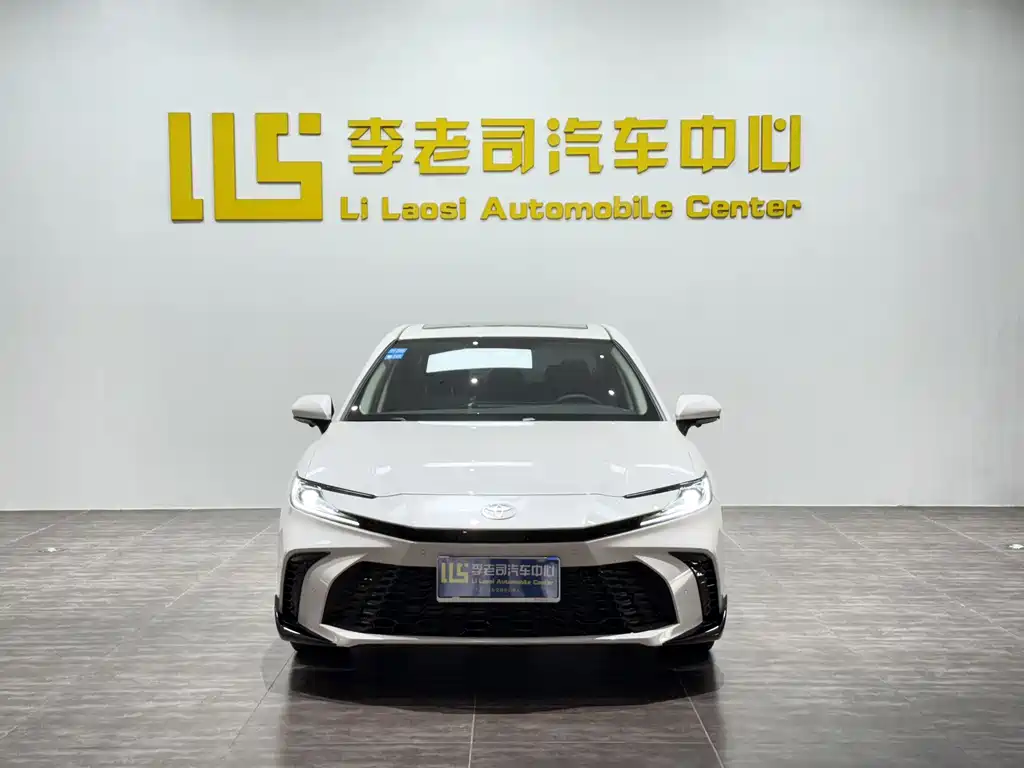 Toyota Camry 2025 — фото 1