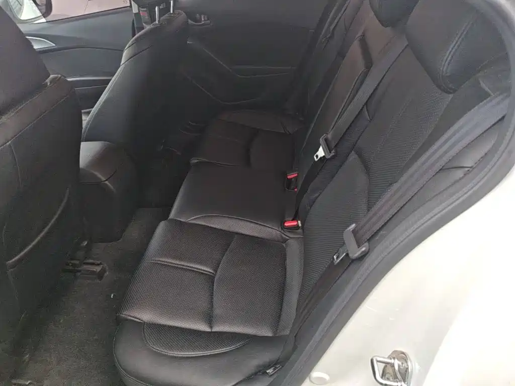Mazda 3 Axela 2018 — фото 17