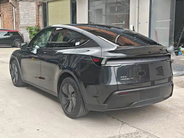 Tesla Model Y 2025