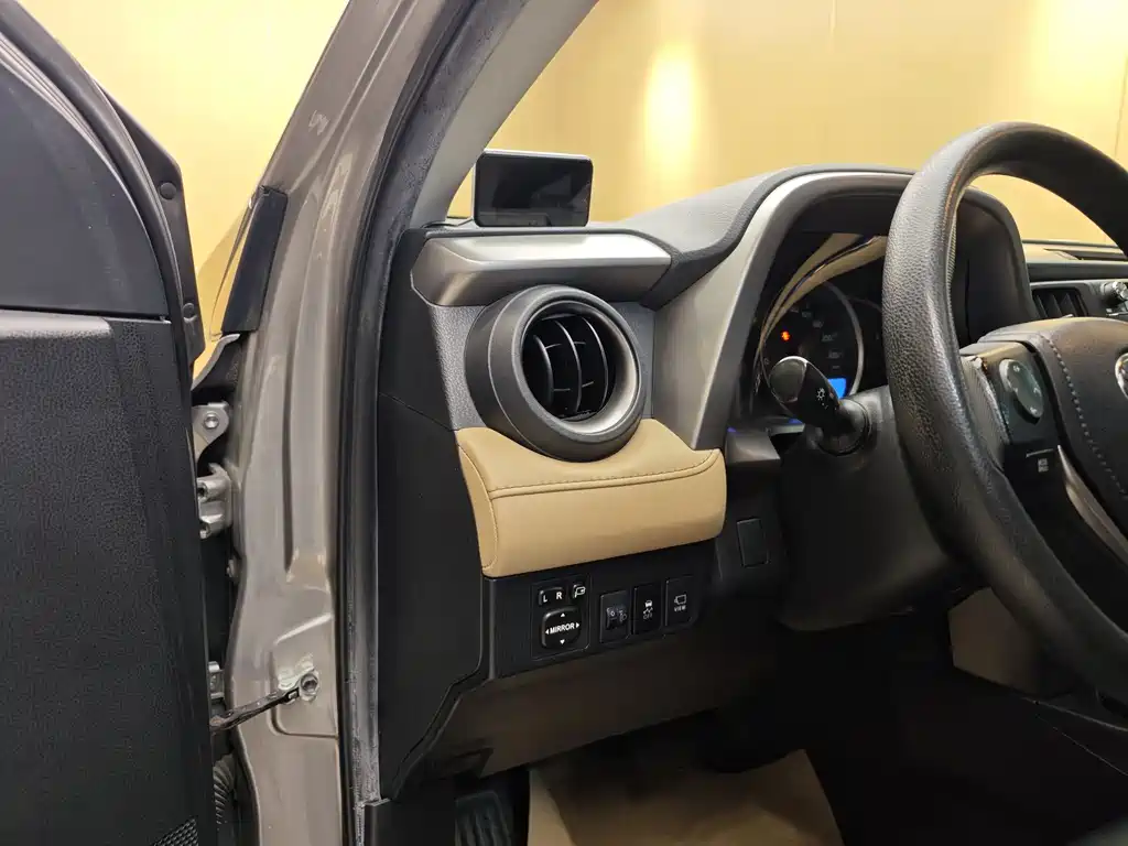 Toyota RAV4 2019 — фото 11
