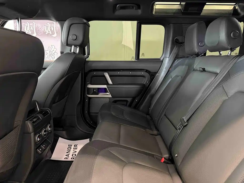 Land Rover Defender 2023 — фото 16