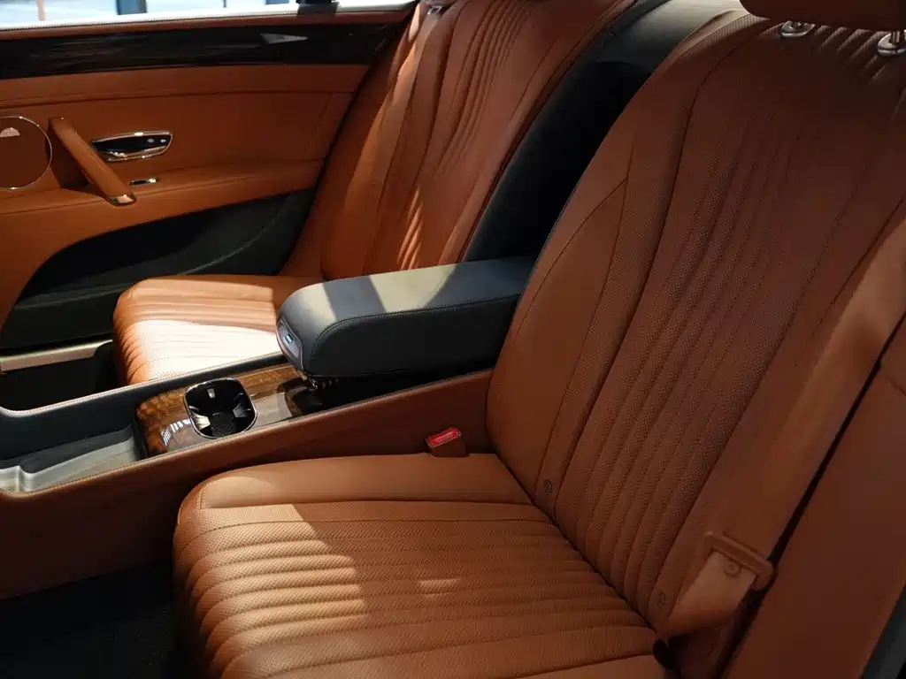 Bentley Flying Spur 2018 — фото 10