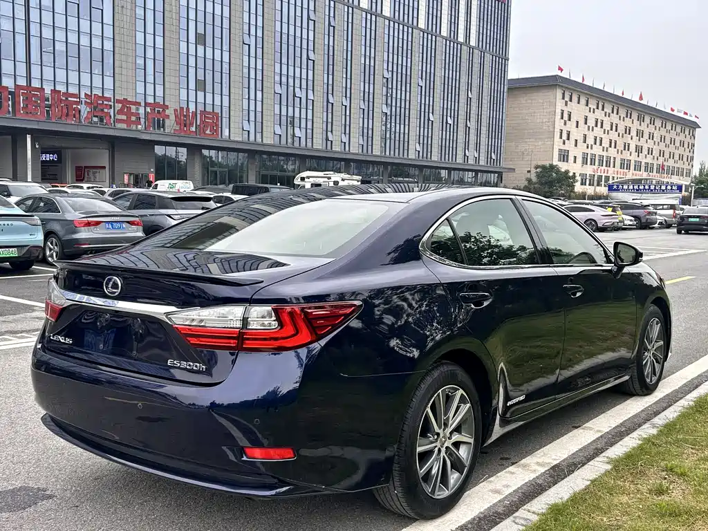 Lexus ES 2017 — фото 17