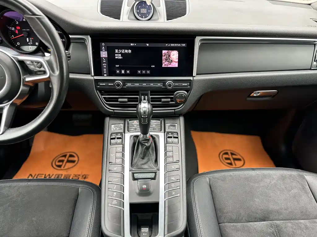 Porsche Macan 2019 — фото 20