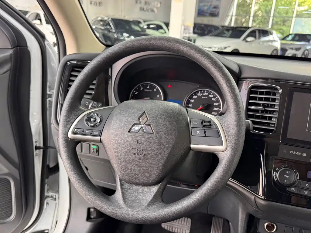 Mitsubishi Outlander 2022 — фото 11