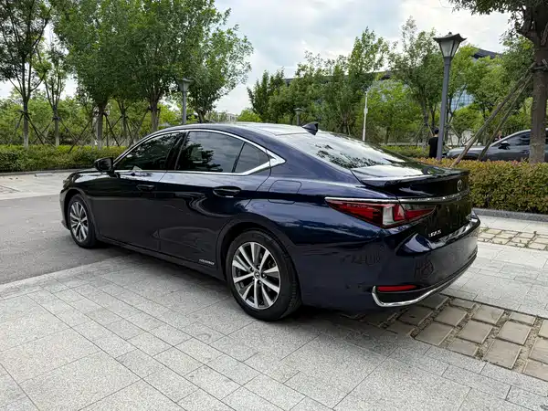 Lexus ES 2020