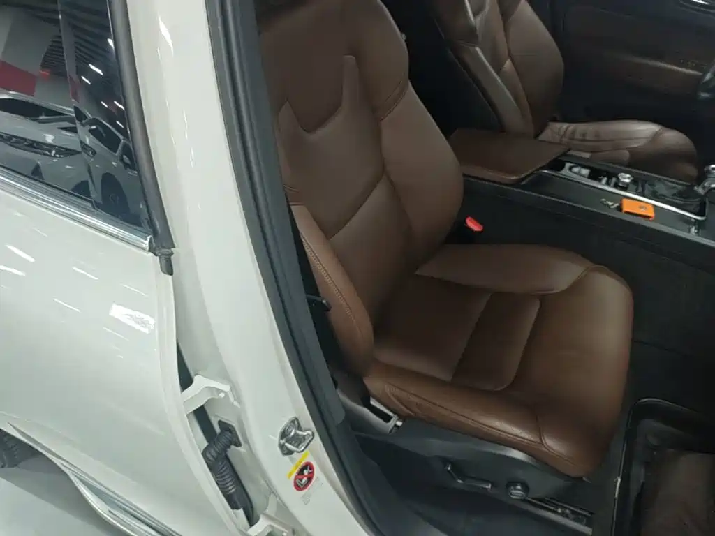 Volvo XC60 2021 — фото 25