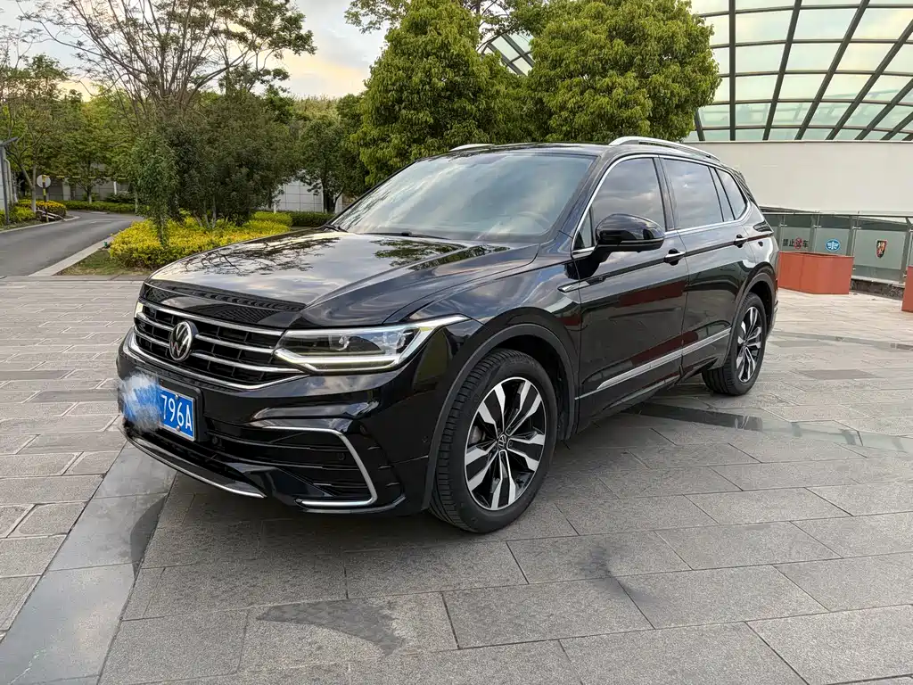 Volkswagen Tiguan L 2022 — фото 1