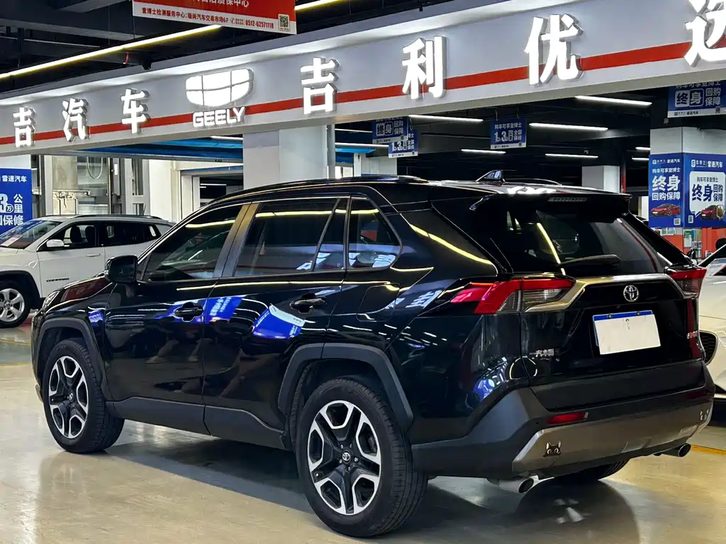 Toyota RAV4 2020 — фото 13