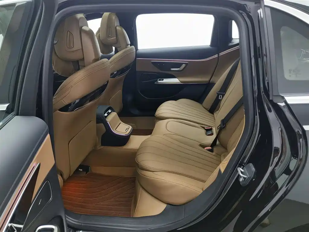 Mercedes-Benz E-Class 2025 — фото 15