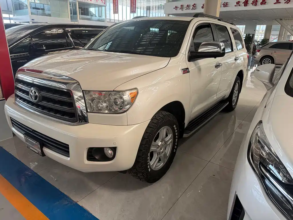 Toyota Sequoia 2015 — фото 1