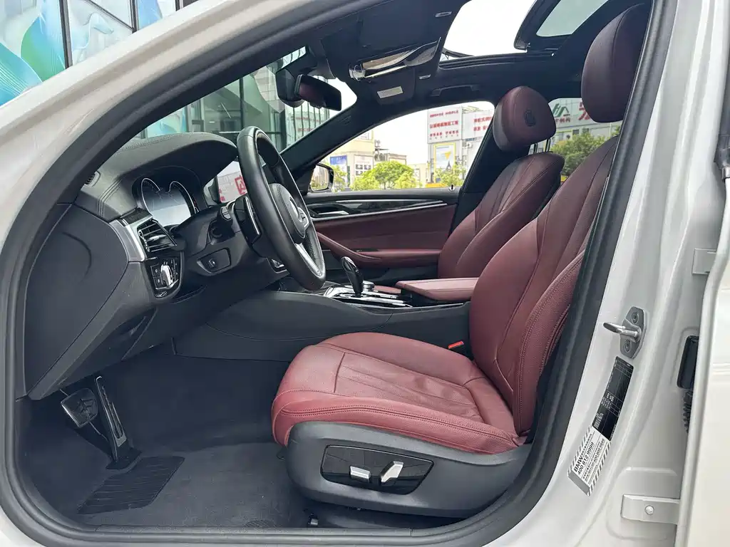 BMW 5 Series 2018 — фото 16