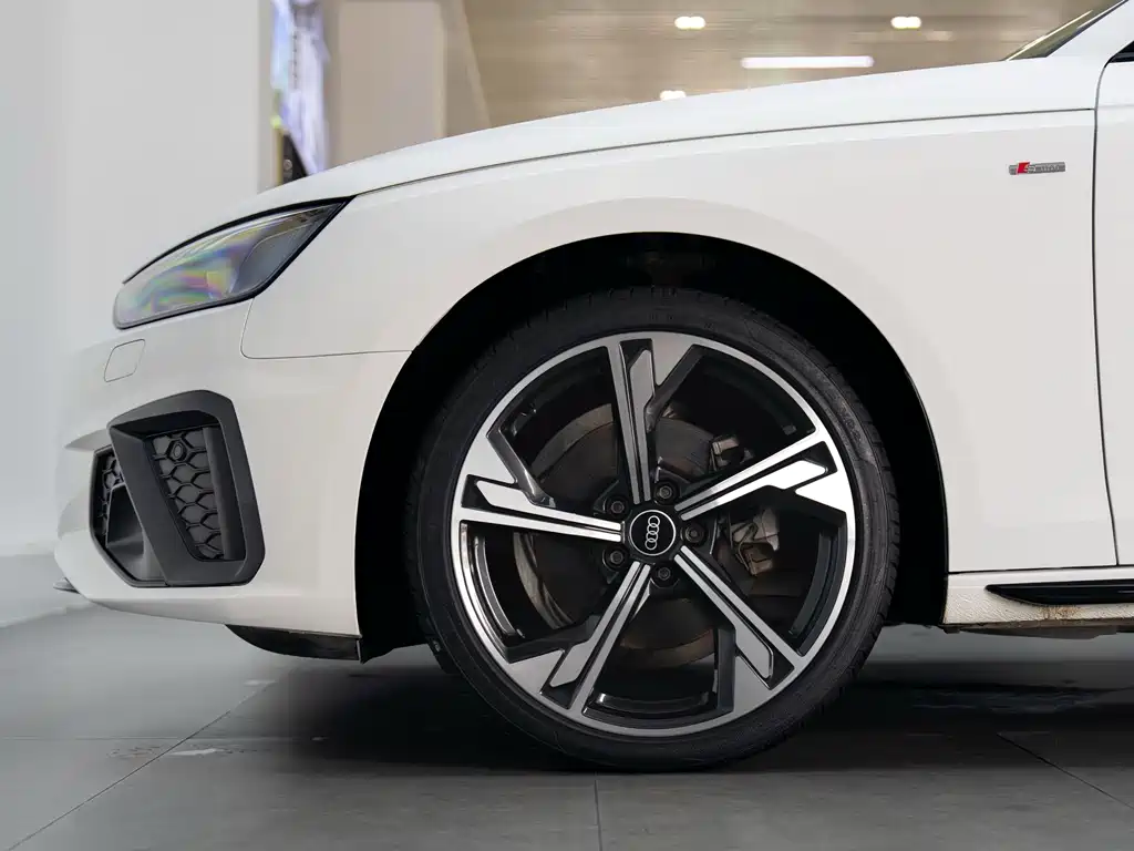 Audi A4L 2023 — фото 7
