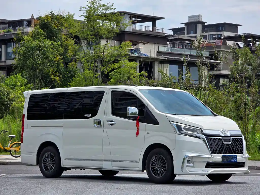 Toyota Hiace 2024 — фото 2