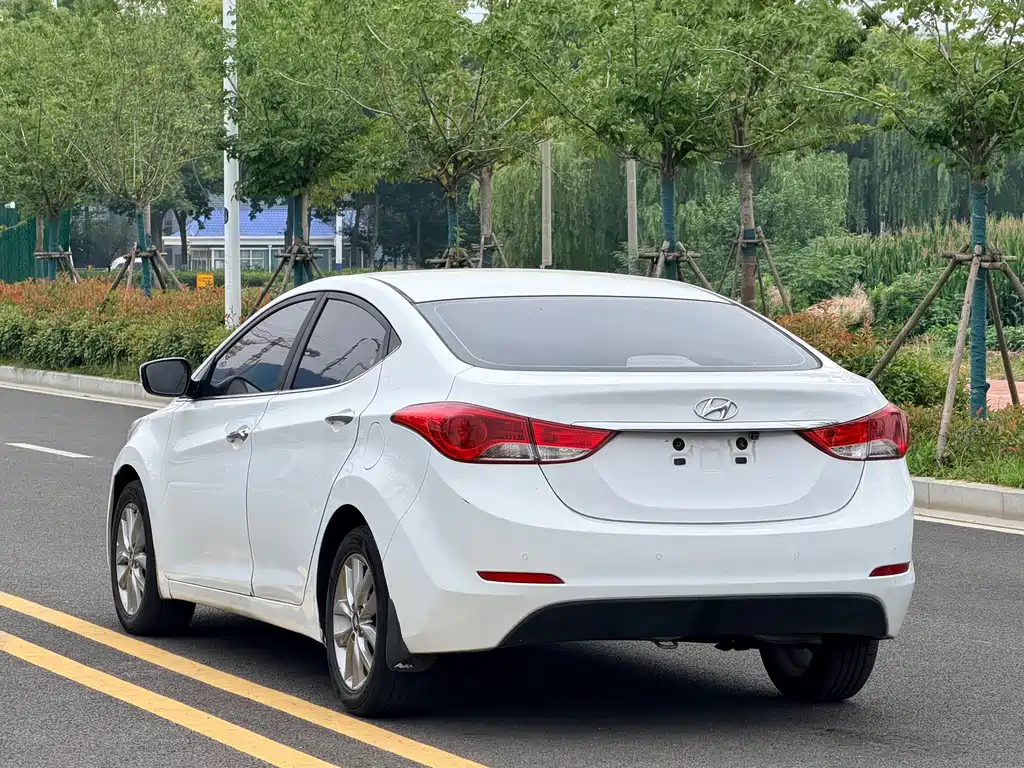 Hyundai Elantra 2015 — фото 9