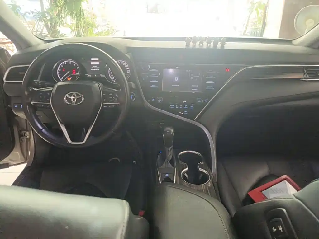 Toyota Camry 2018 — фото 10