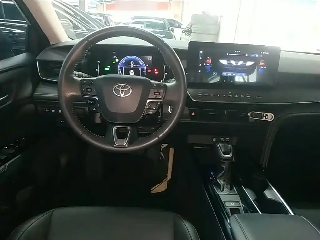 Toyota Camry 2024 — фото 11