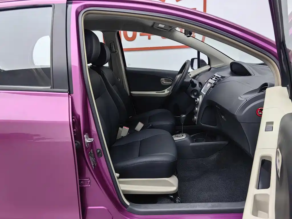 Toyota Yaris L 2010 — фото 23