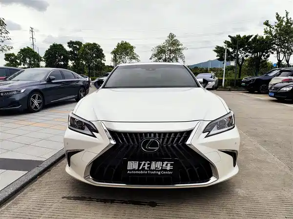 Lexus ES 2023