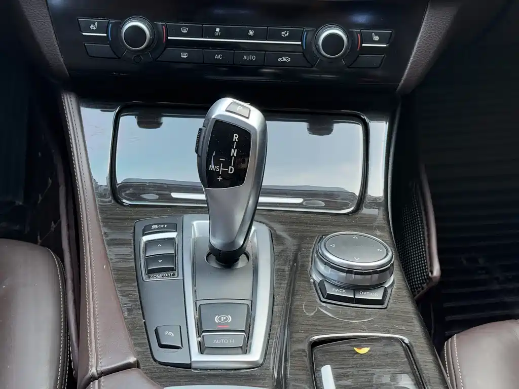 BMW 5 Series 2015 — фото 10