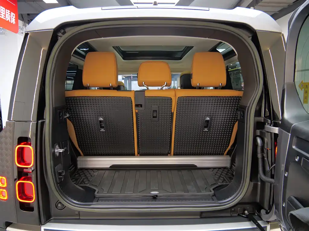 Land Rover Defender 2023 — фото 18