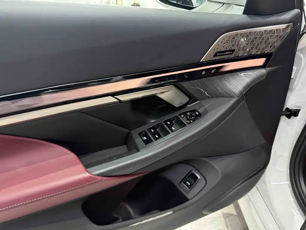 BMW 5 Series 2025 — фото 13