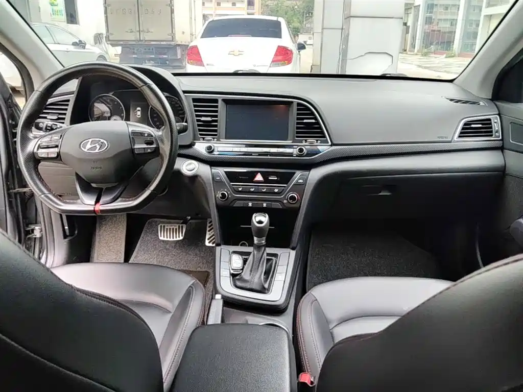 Hyundai Elantra 2018 — фото 10