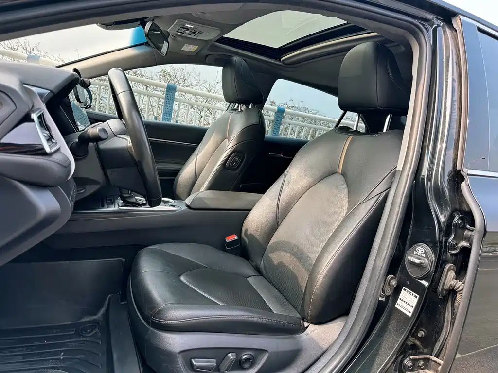 Toyota Camry 2021 — фото 10