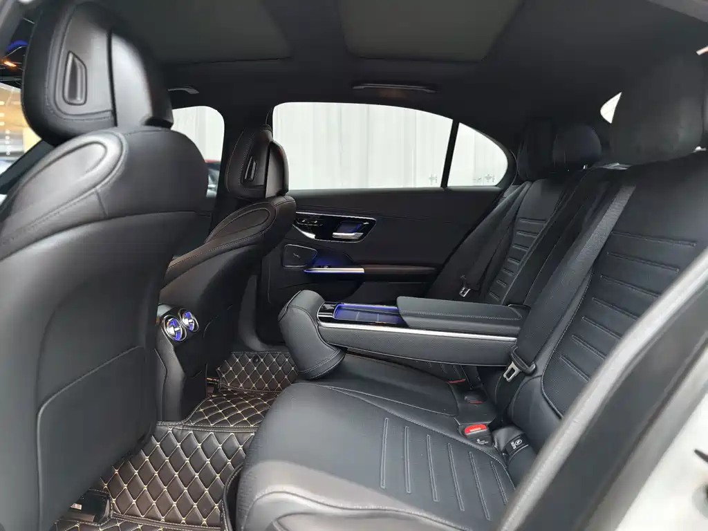 Mercedes-Benz C-Class 2024 — фото 10