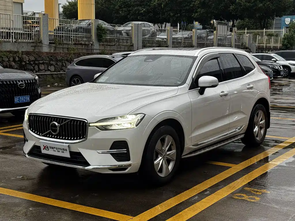 Volvo XC60 2021 — фото 1