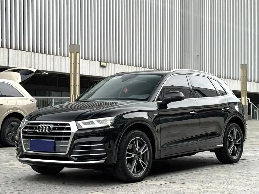 Audi Q5L 2020 — фото 1