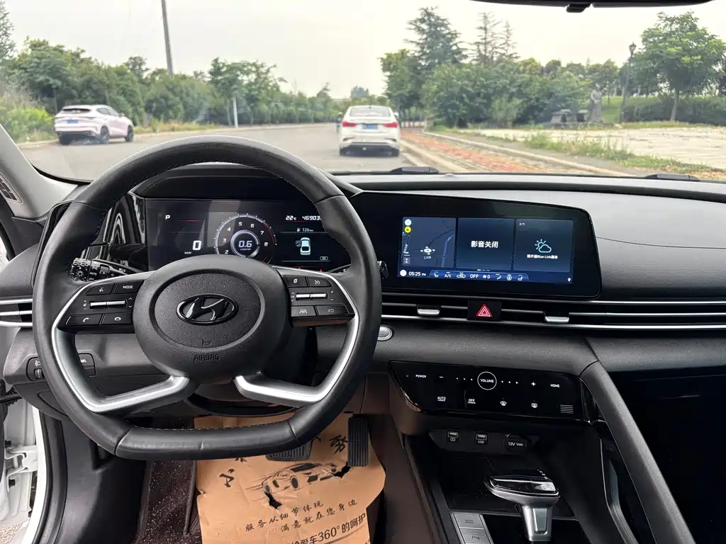 Hyundai Elantra 2023 — фото 11