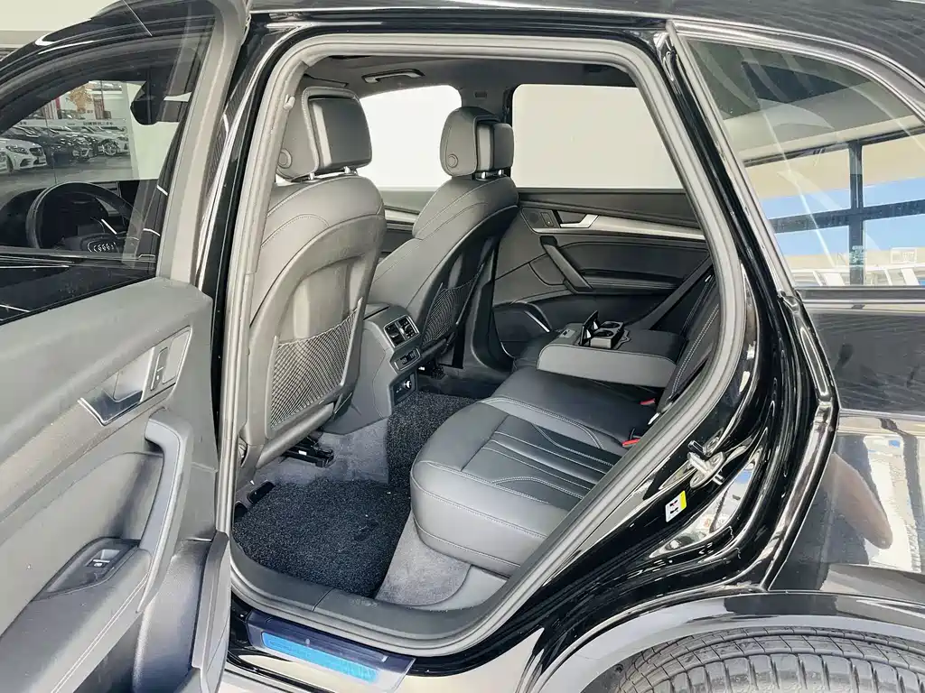 Audi Q5L 2023 — фото 11