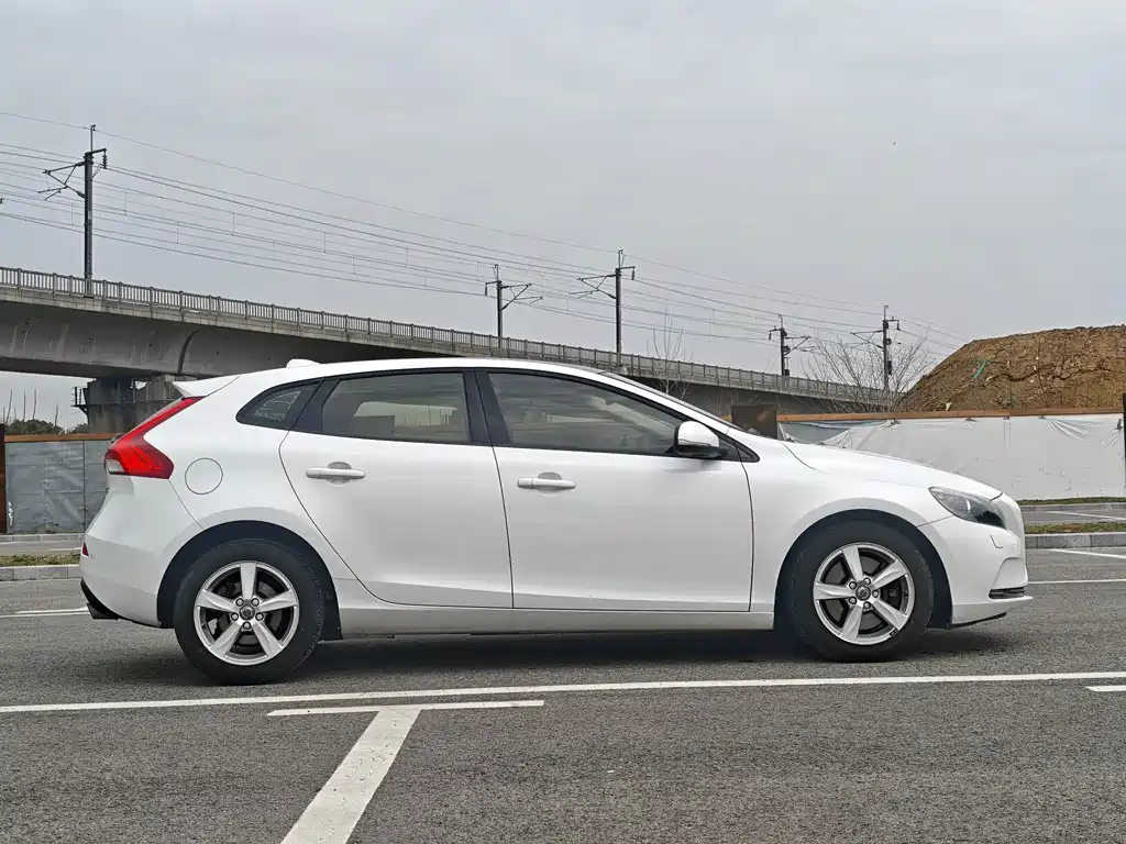 Volvo V40 2016 — фото 8