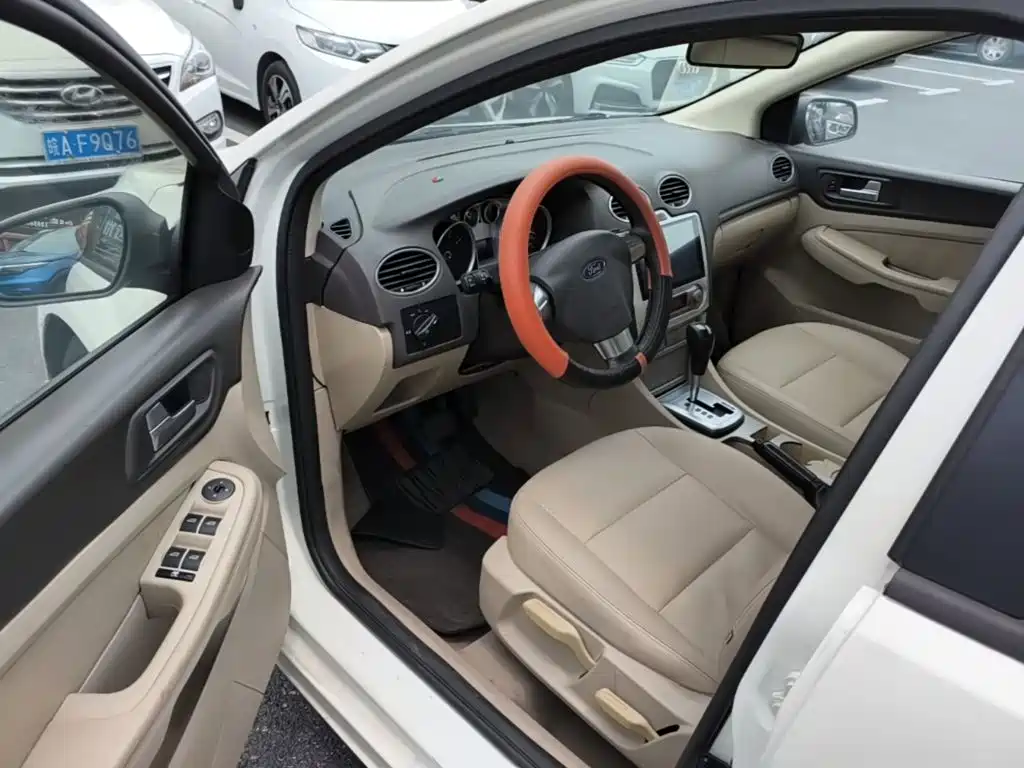 Ford Focus 2014 — фото 16