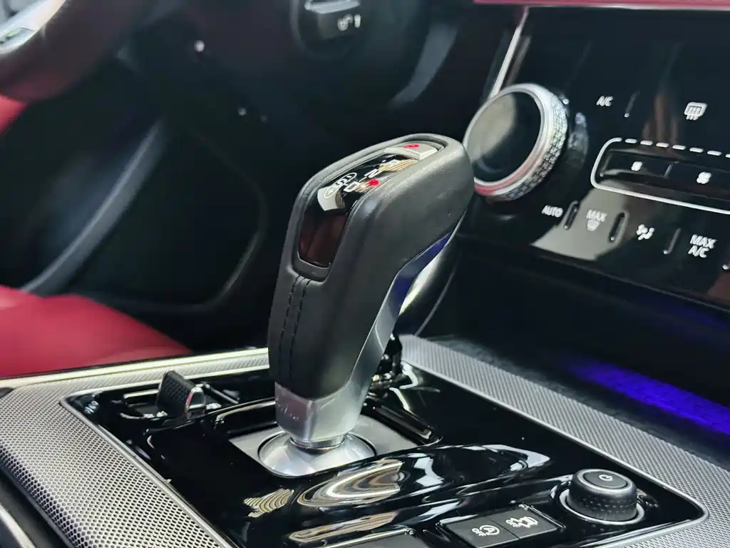 Jaguar XEL 2020 — фото 11