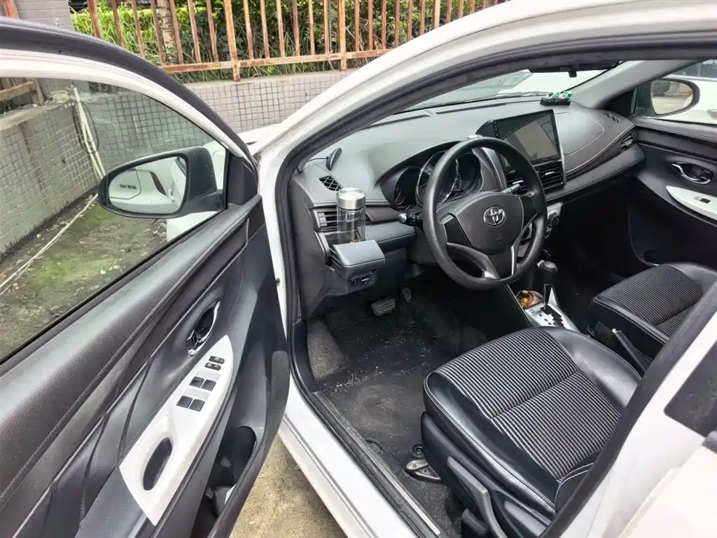Toyota Yaris L 2015 — фото 12