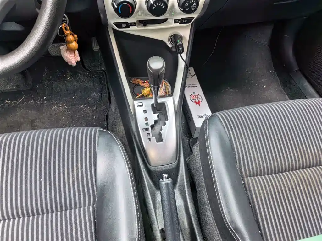 Toyota Yaris L 2015 — фото 10
