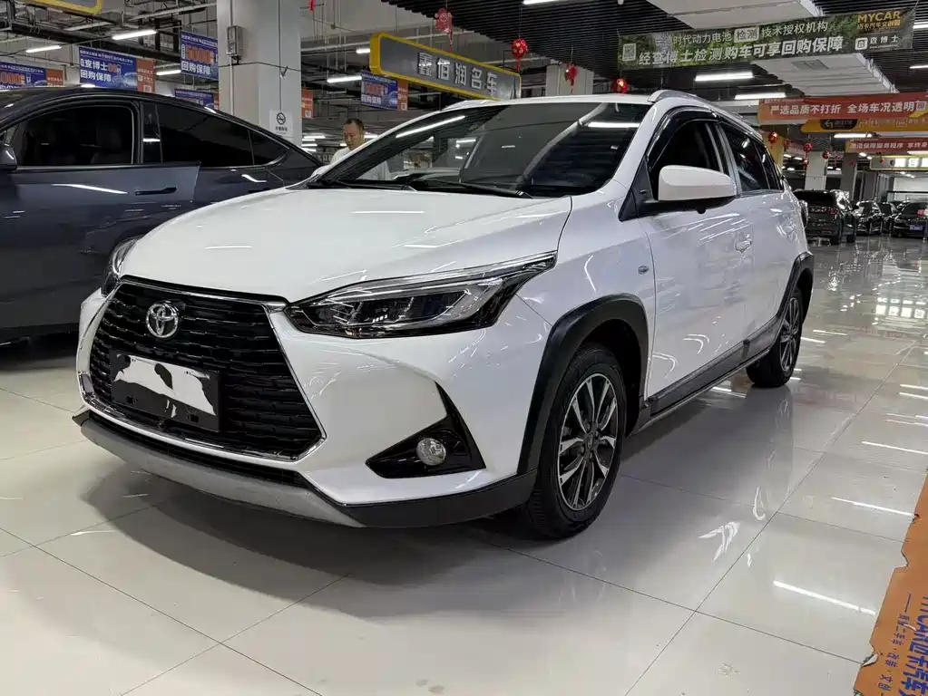 Toyota Yaris L 2022 — фото 1