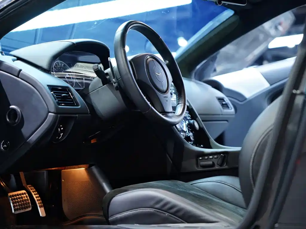 Aston Martin DBS 2010 — фото 23