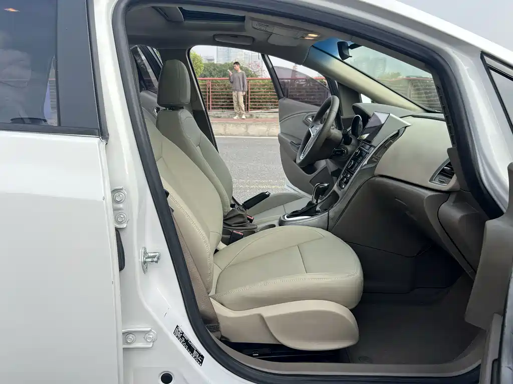 Buick Excelle 2015 — фото 12