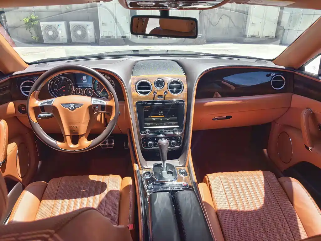 Bentley Flying Spur 2017 — фото 13