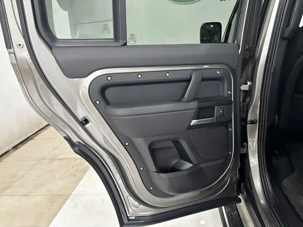 Land Rover Defender 2025 — фото 23