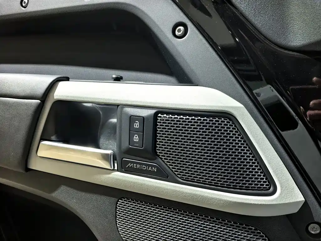 Land Rover Defender 2022 — фото 11