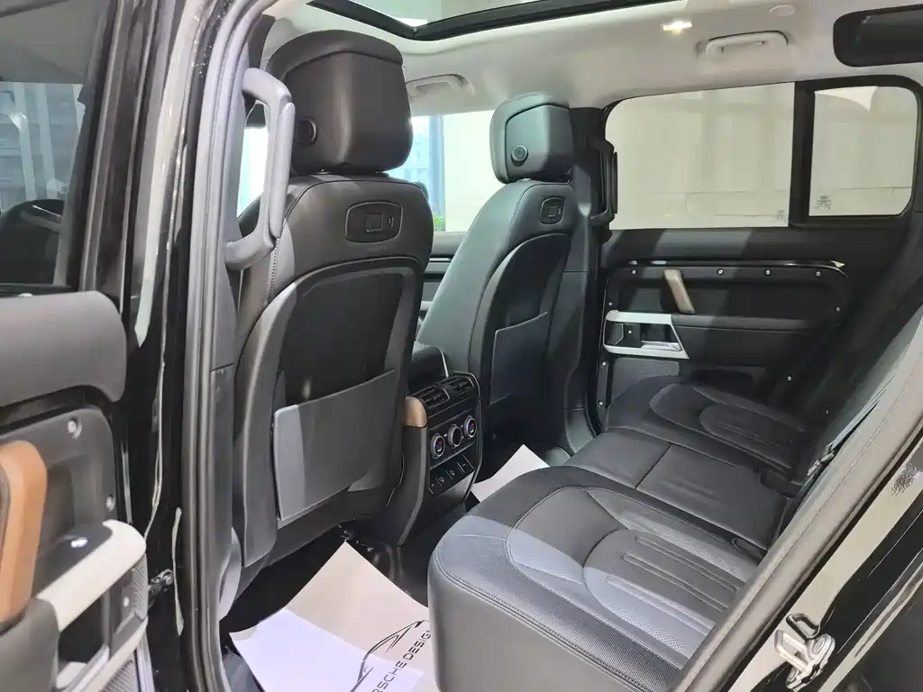 Land Rover Defender 2022 — фото 19