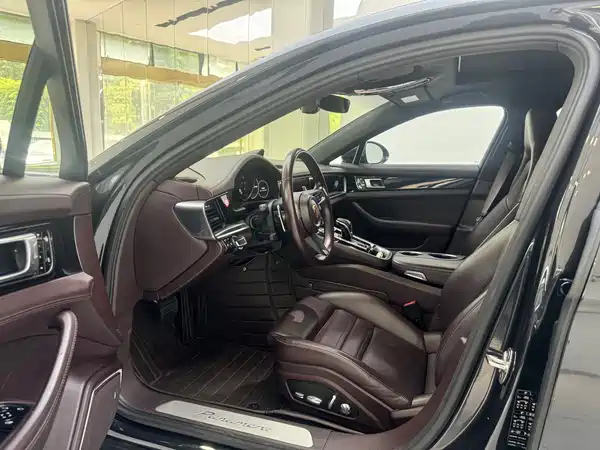 Porsche Panamera 2021