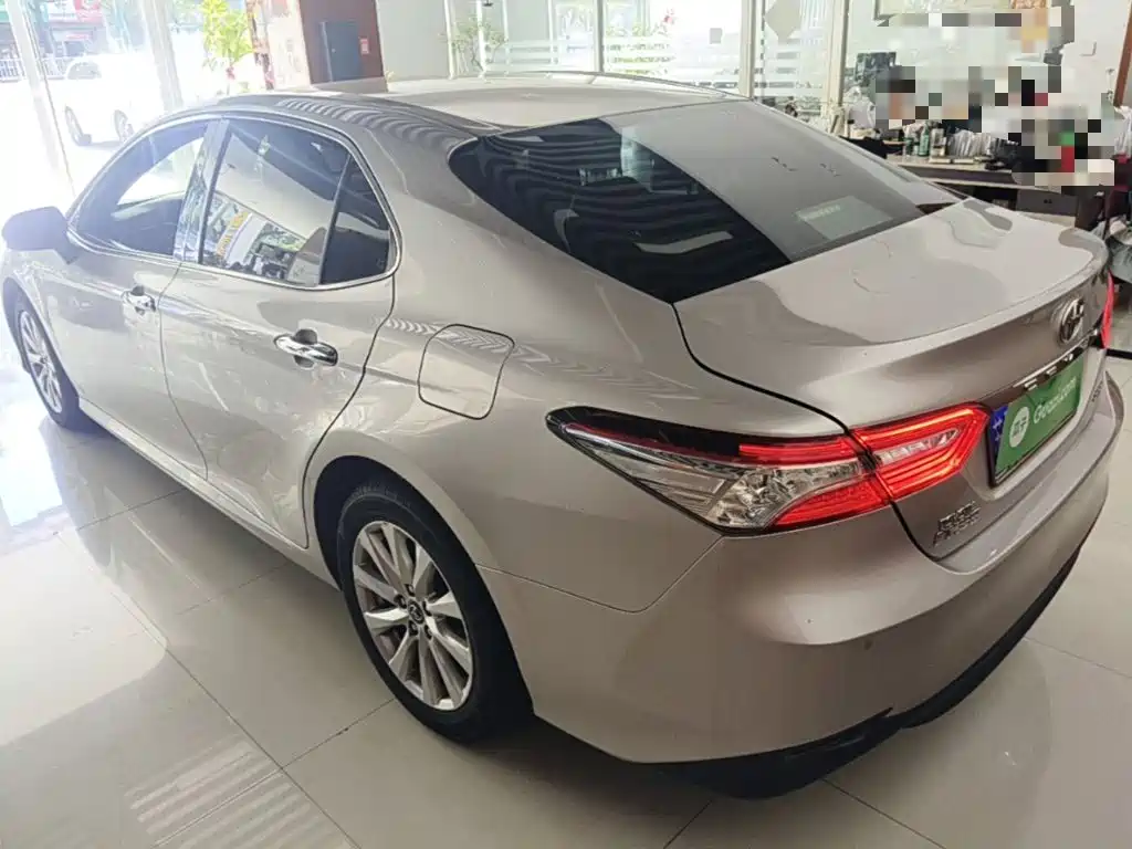 Toyota Camry 2018 — фото 5