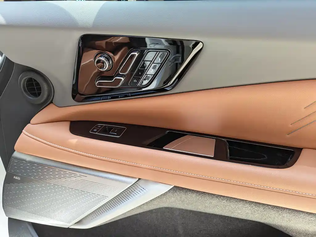 Cadillac IQ 2024 — фото 12